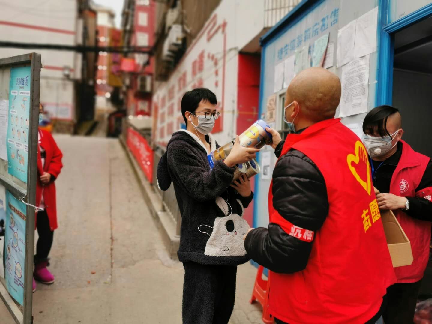 湖北-荊門公交集團-寧飛（社區(qū)義工服務，幫居民買奶粉）.jpg