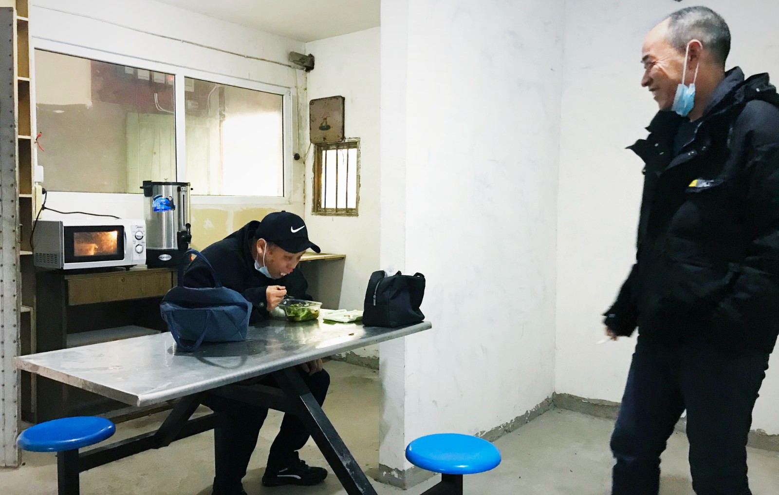 10月份，公司新租建駕駛員休息室之一，駕駛員在休息室內(nèi)愉悅休息與交談.jpg